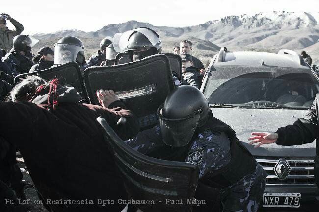 Gendarmeria reprimió y mantiene bloqueado el acceso a Mapuches de Cushamen