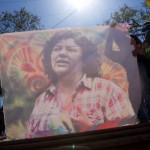 estudiantes_de_la_universidad_nacional_autxnoma_de_honduras_sostienen_una_imagen_de_02-03_efe.jpg_1718483347